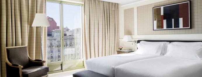 000-deluxe-paseo-de-gracia-habitacion-con-camas-individuales-balcon-y-vista-ciudad.jpg