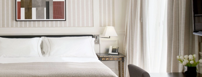 010-deluxe-paseo-de-gracia-dormitorio-con-cama-king-banqueta-escritorio-y-luz-natural.jpg