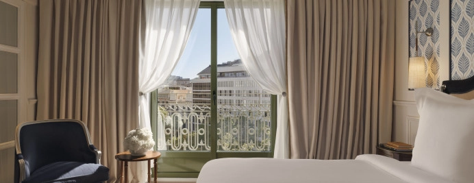100-deluxe-paseo-de-gracia-dormitorio-con-cama-king-luz-natural.jpg
