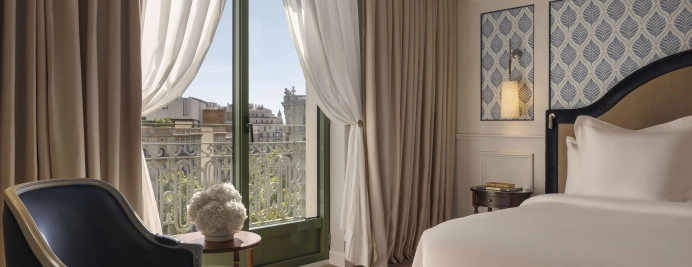200-deluxe-paseo-de-gracia-dormitorio-con-cama-king-luz-natural.jpg