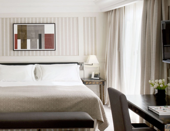 010-deluxe-paseo-de-gracia-dormitorio-con-cama-king-banqueta-escritorio-y-luz-natural.jpg