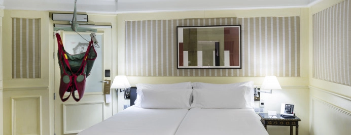 00-habitacion-adaptada-cama-individuales-elevador-techo-y-decoracion-clasica.jpg