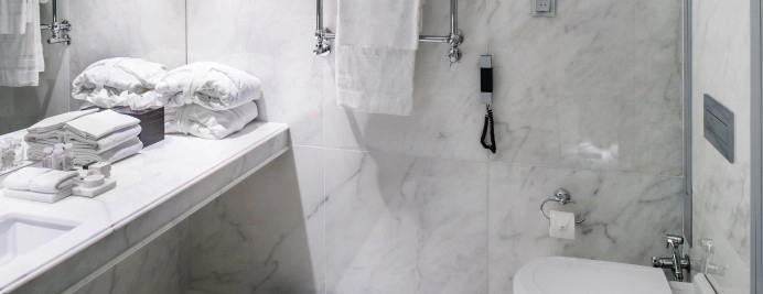 02-habitacion-adaptada-bano-con-marmol-toallero-electrico-y-espacio-amplio.jpg