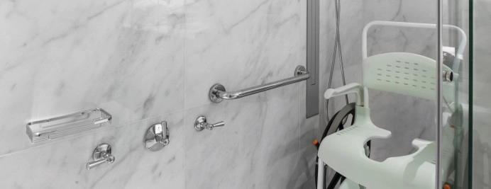 03-habitacion-adaptada-ducha-con-silla-ruedas-barras-apoyo-y-griferia-manual.jpg