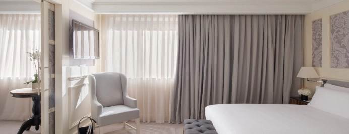 010-junior-suite-city-view-paseo-gracia-cama-king-majestic-salon.jpg