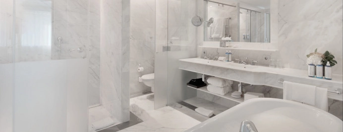030-junior-suite-city-view-bano-marmol-con-lavabo-doble-banera-y-espejo-iluminado.jpg