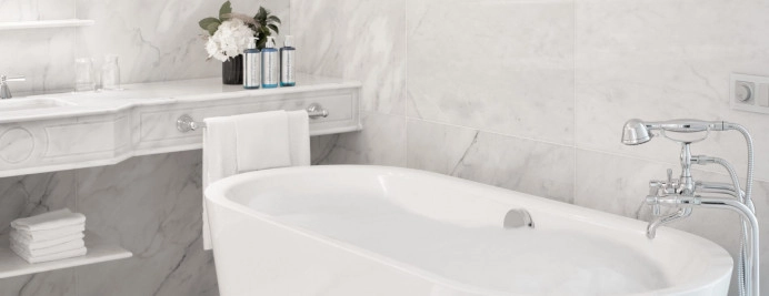 040-junior-suite-city-view-bano-marmol-con-lavabo-doble-banera-y-espejo-iluminado.jpg