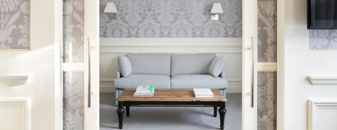060-junior-suite-city-view-salon-elegante-con-sofa-claro-mesa-madera-majestic-barcelona.jpg