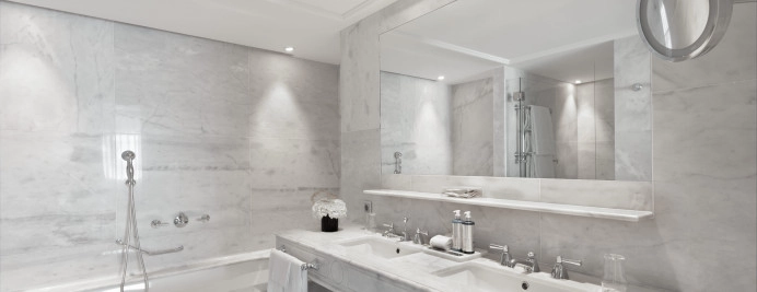 070-junior-suite-city-view-bano-marmol-con-lavabo-doble-banera-y-espejo-iluminado.jpg
