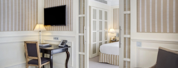 080-junior-suite-city-view-dormitorio-cama-king-banqueta-tapizado-gris-y-armarios-decorativos.jpg