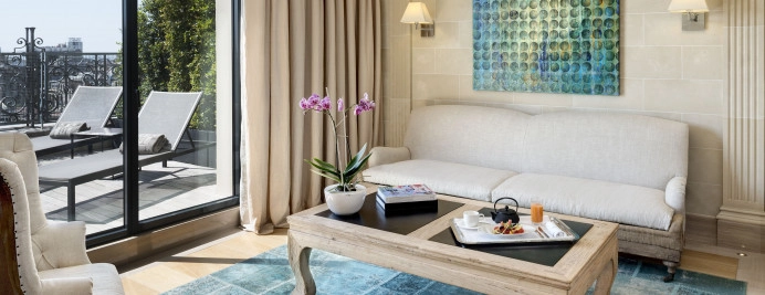 000-penthouse-suite-panoramica-salon-terraza-solarium-salon-sofa.jpg