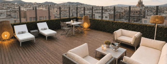 0007-royal-penthouse-terraza-dia-luces-vista-sagrada-familia-barcelona-2026.jpg