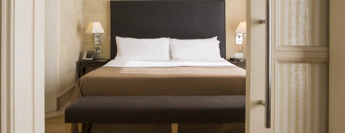 01-penthouse-dormitorio-cama-king-doble-salon-estar-de-lujo.jpg