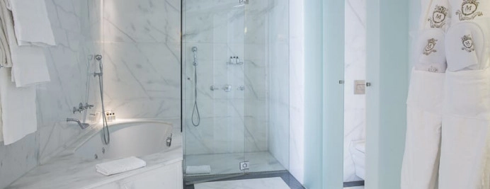 05-bano-penthouse-suite-marmol-blanco-hotel-5-estrellas-majestic-barcelona.jpg