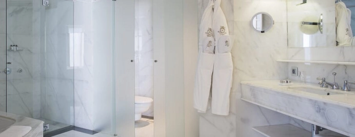 05-bano-penthouse-suite-marmol-blanco-hotel-grand-luxe-majestic-barcelona.jpg