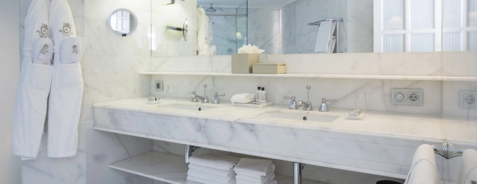 05-bano-penthouse-suite-marmol-blanco-hotel-lujo-majestic-barcelona.jpg