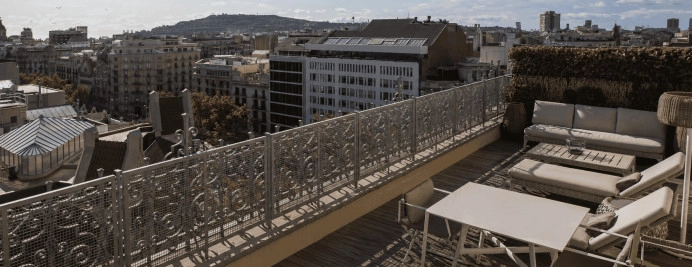 06-penthouse-terraza-vista-ciudad-jacuzzi-sofas-reposeras-2026.jpg