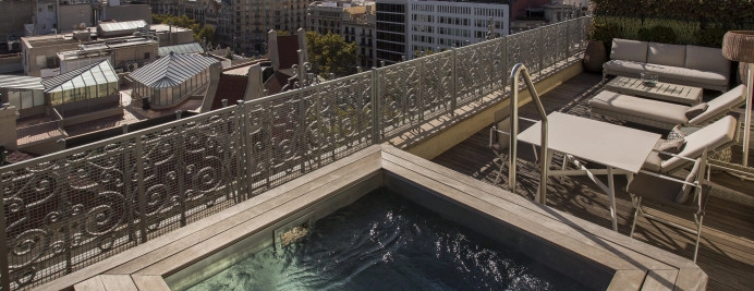 06-penthouse-terraza-vista-ciudad-jacuzzi-sofas-reposeras.jpg