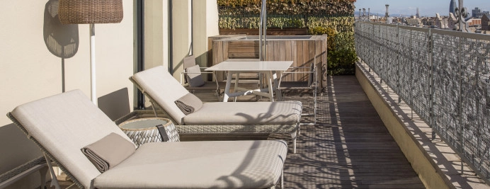 07-penthouse-terraza-tumbonas-mesa-jacuzzi-vistas-passeig-gracia-barcelona.jpg