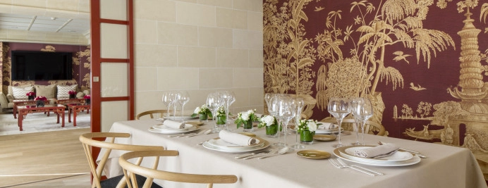 01-royal-penthouse-comedor-elegante-mesa-decorada-pared-tapiz-rojo-dorado.jpg