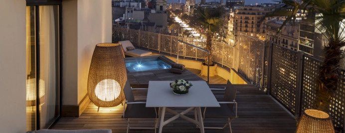 06-royal-penthouse-terraza-noche-vista-ciudad-jacuzzi-lamparas-decorativas.jpg