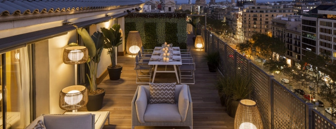 07-royal-penthouse-terraza-cena-noche-luces-vista-paseo-gracia-barcelona.jpg