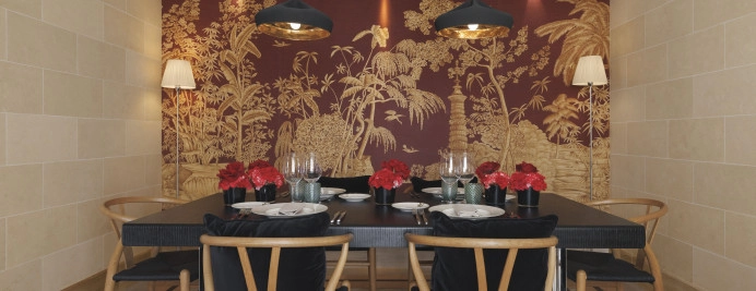 1400-royal-penthouse-mesa-comedor-mural-oriental.jpg