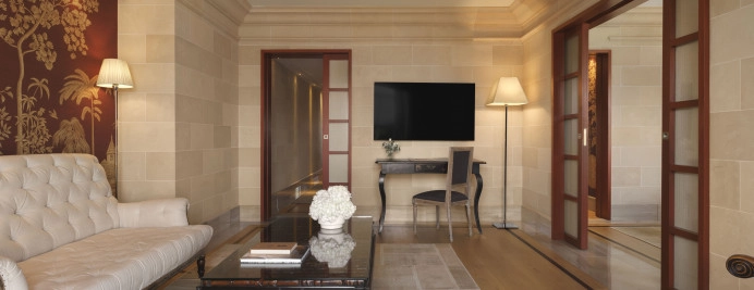 200-royal-penthouse-salon-elegante-decorada-pared-tapiz-rojo-dorado.jpg