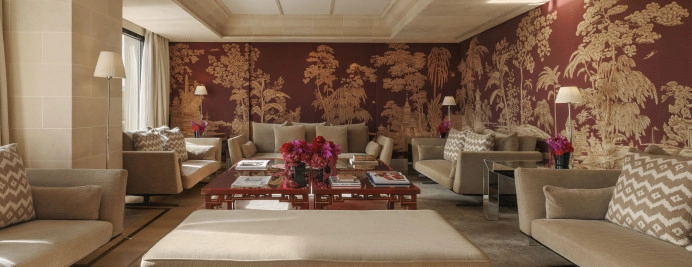 250-royal-penthouse-sala-estar-sofas-beige-mesas-rojas-mural-oriental.jpg