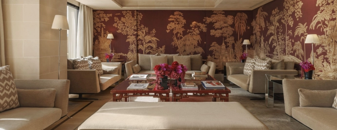 250-royal-suite-penthouse-sala-estar-sofas-beige-mural-oriental.jpg