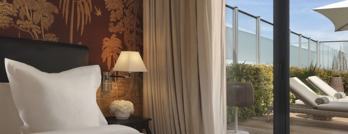 300-royal-penthouse-detalle-dormitorio-luminoso-vista-terraza.jpg