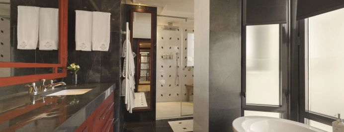 400-royal-penthouse-bano-completo-rojo-luminoso-vistas.jpg