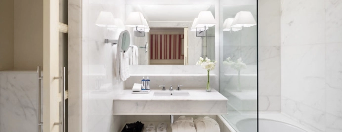 030-privilege-hab-bano-lavabo-doble-espejo-ducha-banera-marmol.jpg