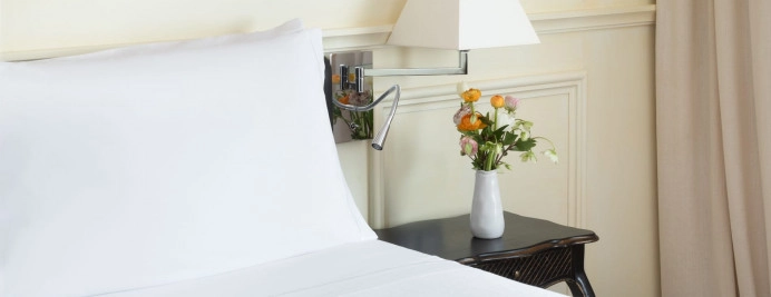 040-privilege-hab-detalle-florero-luz-lectura-cabecera-cama.jpg