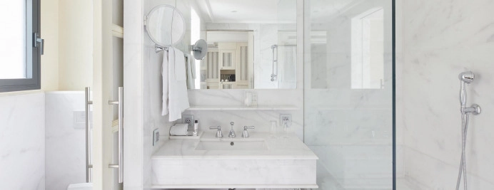 050-privilege-hab-bano-lavabo-espejo-ducha-cristal-acabados-marmol.jpg