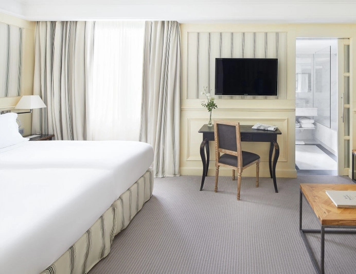 000-privilege-hab-cama-tv-escritorio-cortinas-bano-al-fondo.jpg