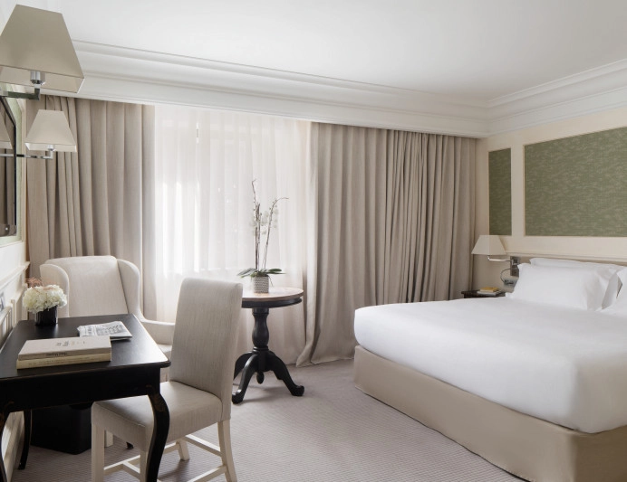 000-privilege-city-view-habitacion-con-cama-king-y-ventana.jpg