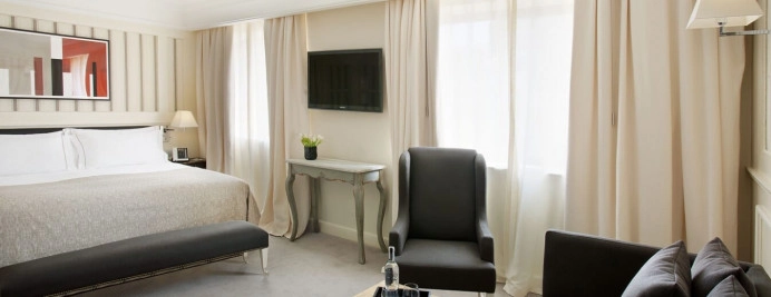 000-privilege-family-habitacion-cama-king-con-sofa-y-tv.jpg