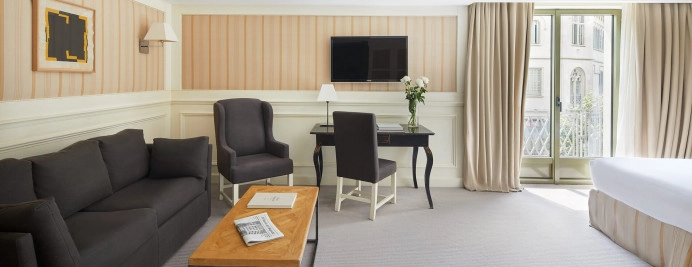 010-privilege-family-salon-con-sofa-escritorio-y-luz-natural.jpg