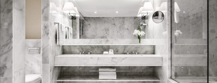 030-privilege-family-bano-marmol-con-doble-lavabo-y-banera.jpg