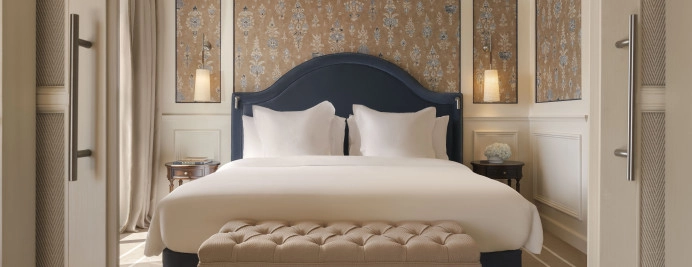 000-suite-cama-king-en-dormitorio-de-lujo-con-salon-new.jpg