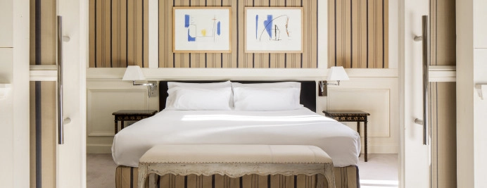 010-suite-cama-king-en-dormitorio-de-lujo-con-salon-sofa-cama-y-aseo-de-cortesia.jpg