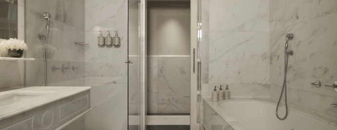 012-suite-majestic-bano-de-marmol-con-ducha-y-banera-lujo.jpg
