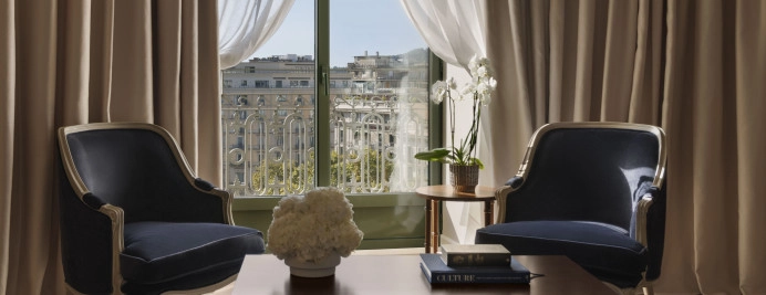 016-suite-sala-estar-con-bucatas-y-vistas-paseo-gracia.jpg