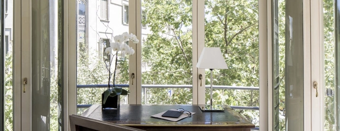 020-suite-escritorio-con-vista-a-ventanales-y-arboles.jpg