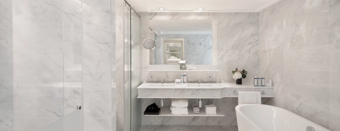 030-suite-majestic-bano-de-marmol-con-ducha-y-banera-lujo.jpg