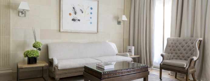 050-suite-sala-estar-con-sofa-beige-y-luz-natural.jpg