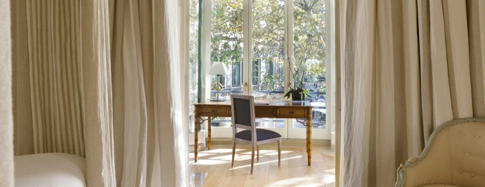 060-suite-sala-estar-con-escritorio-vistas-paseo-gracia-y-luz-natural.jpg