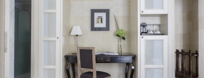 060-suite-sala-estar-con-escritorio-y-luz-natural.jpg