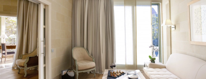 060-suite-sala-estar-con-sofa-beige-y-luz-natural.jpg